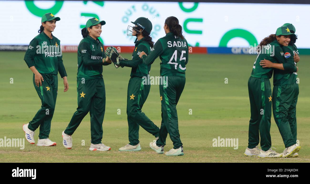 Dubai, Dubai, Emirati Arabi Uniti. 14 ottobre 2024. Fatima sana del Pakistan e del team festeggia dopo aver licenziato Georgia Plimmer della nuova Zelanda durante la partita n. 19 del gruppo A della ICC Women's T20 Cricket World Cup tra Pakistan e nuova Zelanda al Dubai International Cricket Stadium, Dubai, Emirati Arabi Uniti il 14 ottobre 2024 (Credit Image: © Avijit Das/ZUMA Press Wire) SOLO USO EDITORIALE! Non per USO commerciale! Crediti: ZUMA Press, Inc./Alamy Live News Foto Stock