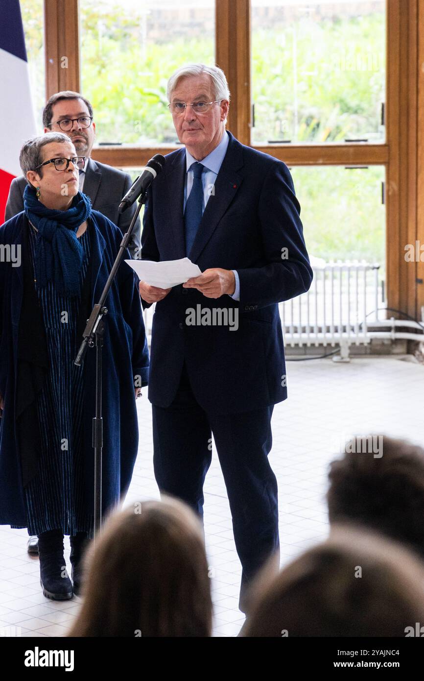 Conflans St. Honorine, Francia. 14 ottobre 2024. Il primo ministro francese Michel Barnier durante una cerimonia in onore del defunto professore francese Samuel Paty, al Collège du Bois d'Aulne High School di Conflans-Sainte-Honorine, il 14 ottobre 2024. Paty, un insegnante di storia e geografia di 47 anni, fu pugnalato e poi decapitato da un islamista radicalizzato vicino alla sua scuola secondaria nel sobborgo di Parigi di Conflans-Sainte-Honorine nel 2020. Foto di Thomas Hubert/POOL/ABACAPRESS. COM credito: Abaca Press/Alamy Live News Foto Stock