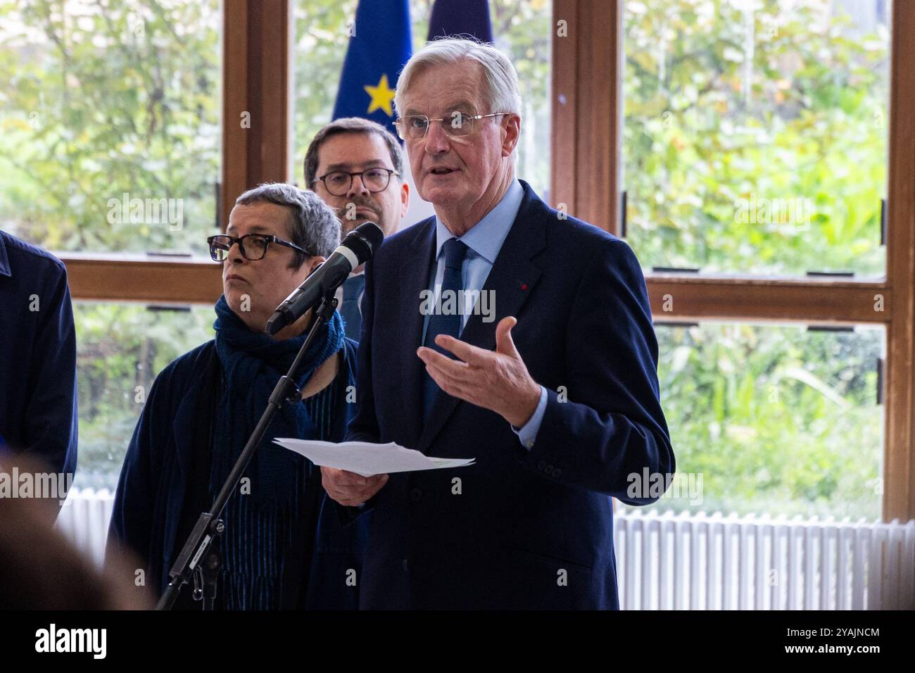 Conflans St. Honorine, Francia. 14 ottobre 2024. Il primo ministro francese Michel Barnier durante una cerimonia in onore del defunto professore francese Samuel Paty, al Collège du Bois d'Aulne High School di Conflans-Sainte-Honorine, il 14 ottobre 2024. Paty, un insegnante di storia e geografia di 47 anni, fu pugnalato e poi decapitato da un islamista radicalizzato vicino alla sua scuola secondaria nel sobborgo di Parigi di Conflans-Sainte-Honorine nel 2020. Foto di Thomas Hubert/POOL/ABACAPRESS. COM credito: Abaca Press/Alamy Live News Foto Stock