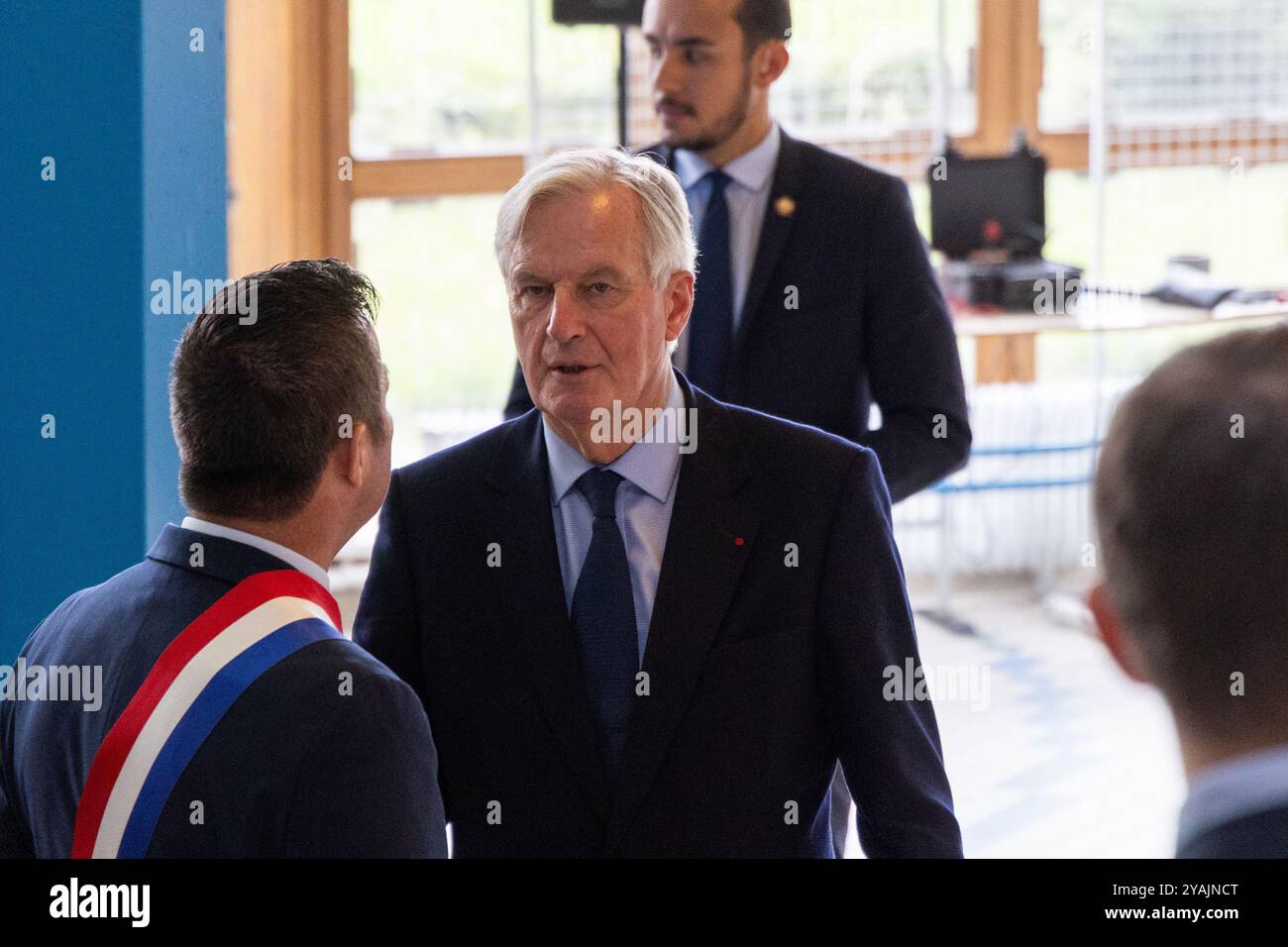 Conflans St. Honorine, Francia. 14 ottobre 2024. Il primo ministro francese Michel Barnier durante una cerimonia in onore del defunto professore francese Samuel Paty, al Collège du Bois d'Aulne High School di Conflans-Sainte-Honorine, il 14 ottobre 2024. Paty, un insegnante di storia e geografia di 47 anni, fu pugnalato e poi decapitato da un islamista radicalizzato vicino alla sua scuola secondaria nel sobborgo di Parigi di Conflans-Sainte-Honorine nel 2020. Foto di Thomas Hubert/POOL/ABACAPRESS. COM credito: Abaca Press/Alamy Live News Foto Stock
