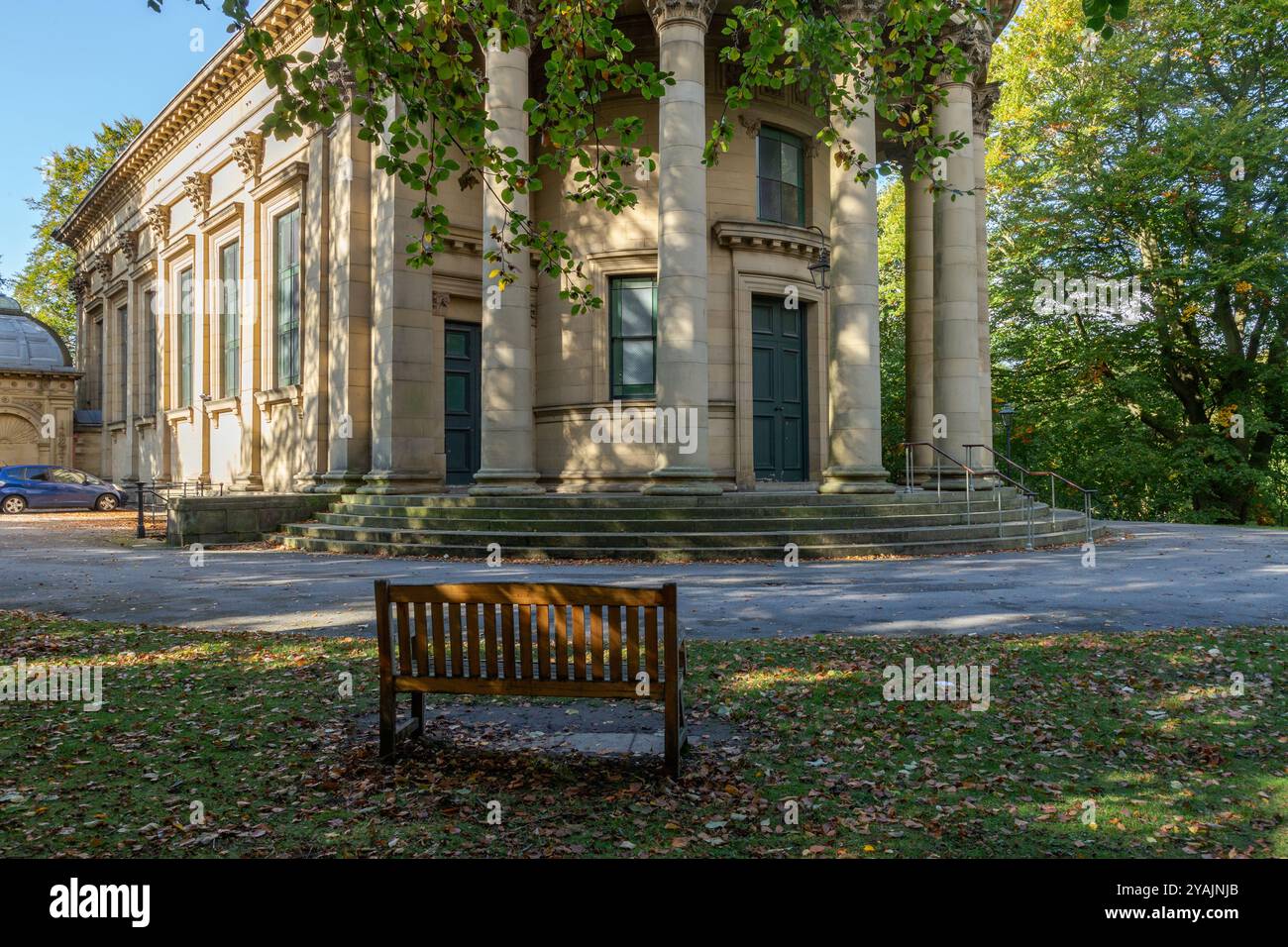 Una sede in legno nei terreni della Saltaire United Reformed Church, Yorkshire. Questo edificio storico di grado 1 si trova nel villaggio vittoriano modello di Saltaire. Foto Stock