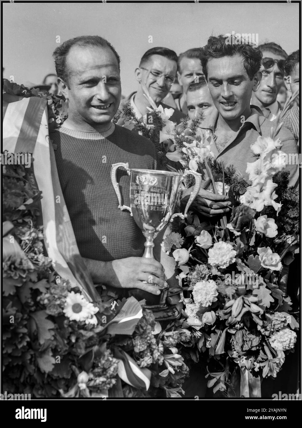 FANGIO (Juan Manuel) festeggia la sua vittoria alla gara automobilistica olandese Nederlands Grand Prix 1955 Grand Prix dei Paesi Bassi Zandvoort 19 giugno 1955 North Holland, Zandvoort Foto Stock