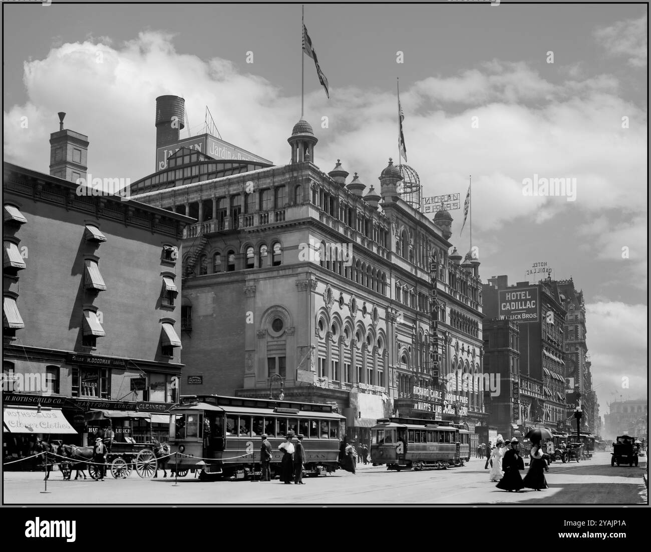1908 Vintage Broadway, Manhattan, vista a sud da Times Square. A sinistra, il sito del futuro Loew's State Theatre e della sede della Loew's Corporation. Centre, l'ex complesso di intrattenimento Olympia di Hammerstein; il teatro sul tetto con vetrate Jardin de Paris è visibile. Un cartello annuncia Follies of 1908 di Florenz Ziegfeld, che vi ha giocato dal 15 giugno al 6 settembre 1908. Il New York Theatre è l'ex Olympia Music Hall. Un cartello annuncia Richard Carle in Mary's Lamb, che suonò dal 25 maggio al 5 settembre 1908. New York USA Foto Stock