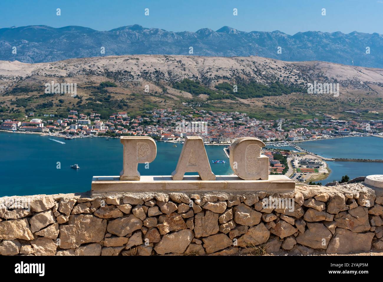 Croazia, isola di pag, 25.09.2024. Vista panoramica dell'isola di pag con cartello in pietra pag che si affaccia sul mare Adriatico Foto Stock