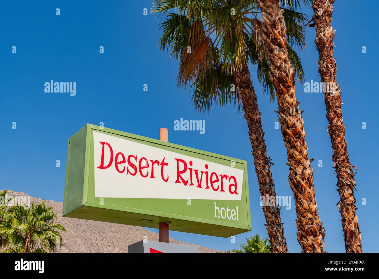 Palm Springs, CALIFORNIA, US-22 maggio 2024: Cartello al Desert Riviera Motel, moderno hotel di lusso della metà del secolo. Foto Stock