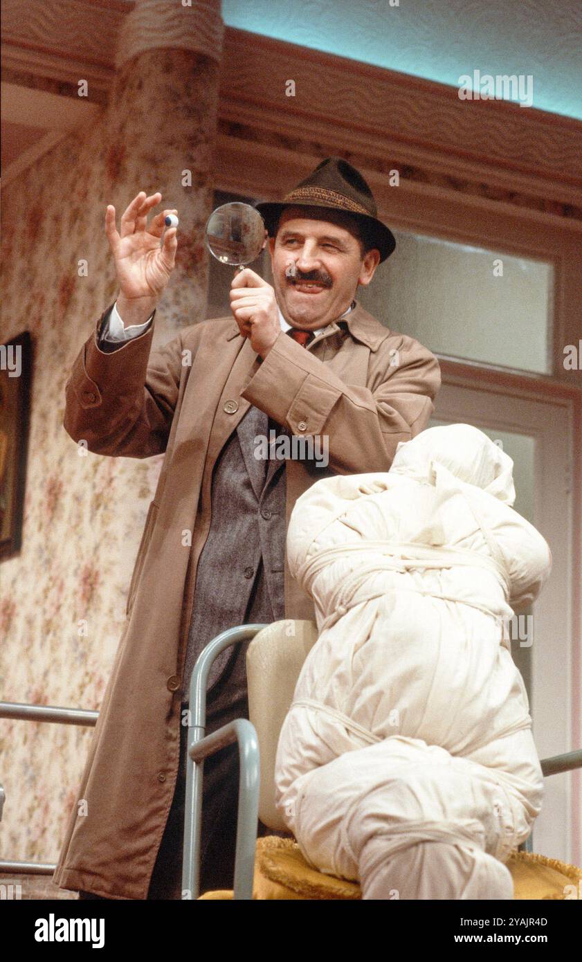 Leonard Rossiter (Truscott) in BOTTINO di Joe Orton all'Ambassador's Theatre, Londra WC2 13/03/1984 design: Saul Radomsky illuminazione: Mick Hughes regista: Jonathan Lynn Foto Stock