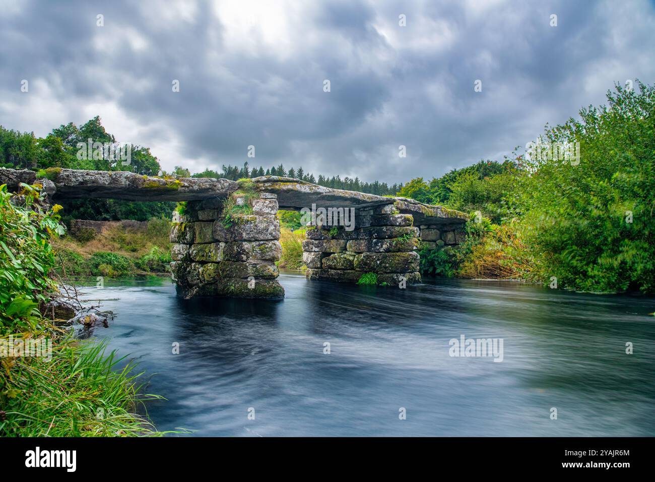 Il ponte storico Postbridge Clapper nel Dartmoor National Park (contea di Devon, Inghilterra) attraversa il fiume East Dart Foto Stock
