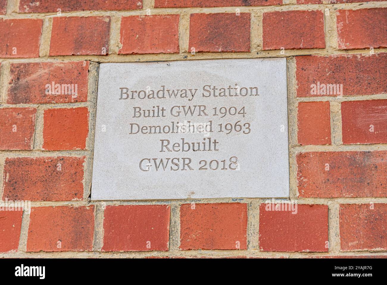 Targa sulla piattaforma della stazione ricostruita della Gloucestershire & Warwickshire Steam Railway nella città Cotswold di Broadway, Worcestershire Regno Unito Foto Stock