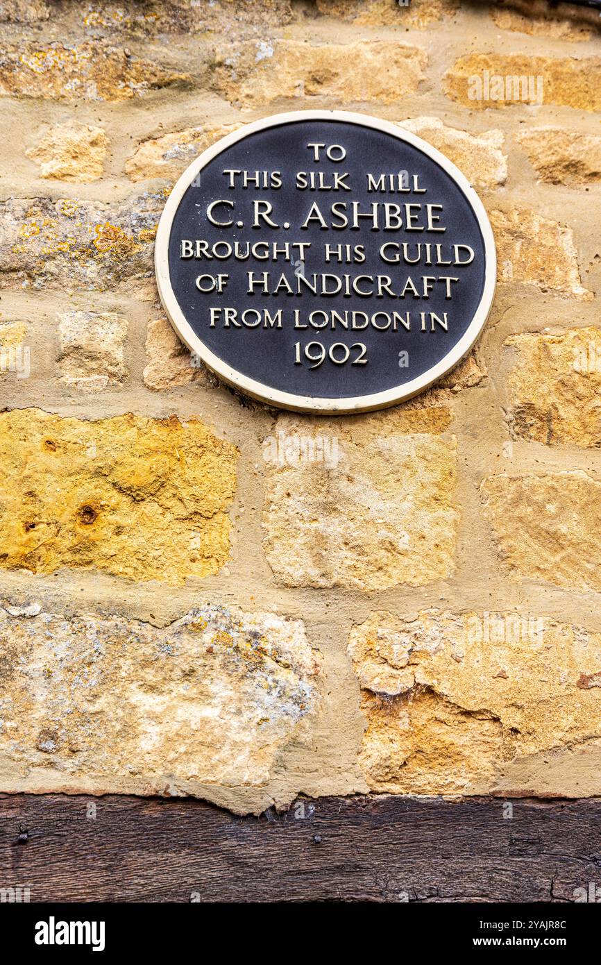 Targa a C R Ashbee sulla Gilda dell'Artigianato sull'Old Silk Mill, Sheep Street nella città Cotswold di Chipping Campden, Gloucestershire, Engla Foto Stock
