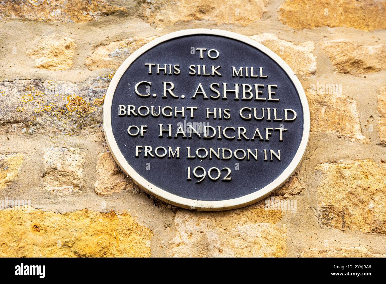 Targa a C R Ashbee sulla Gilda dell'Artigianato sull'Old Silk Mill, Sheep Street nella città Cotswold di Chipping Campden, Gloucestershire, Engla Foto Stock