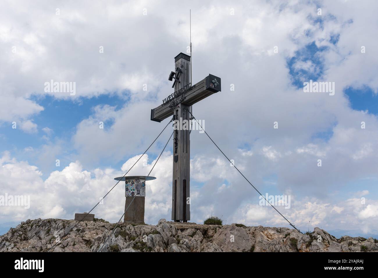 La vetta attraversa la cima del monte Dobratsch, le Alpi di Villacher, la Carinzia, l'Austria Foto Stock