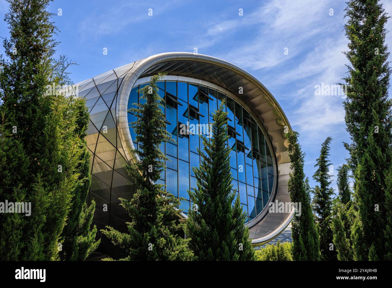 vista dettagliata delle finestre aperte nella parete terminale circolare del teatro musicale nel rike park tbilisi georgia Foto Stock