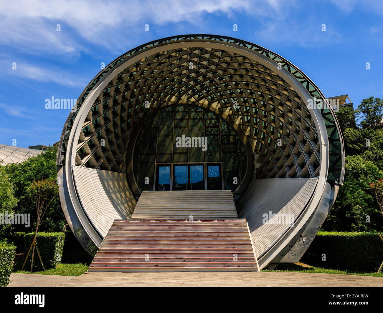 una scalinata in pietra nella parete terminale circolare del centro espositivo nel rike park tbilisi georgia Foto Stock