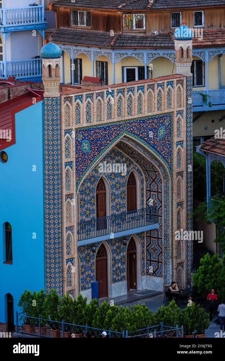 vista completa dell'elegante facciata a mosaico dei bagni zolfo chreli-abano nell'area termale termale di abanotubani a tbilisi in georgia Foto Stock