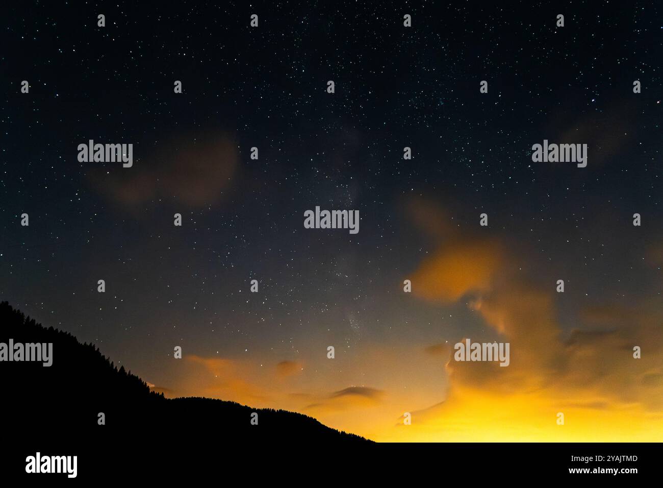 cielo notturno con stelle e nuvole in val di fiemme Foto Stock