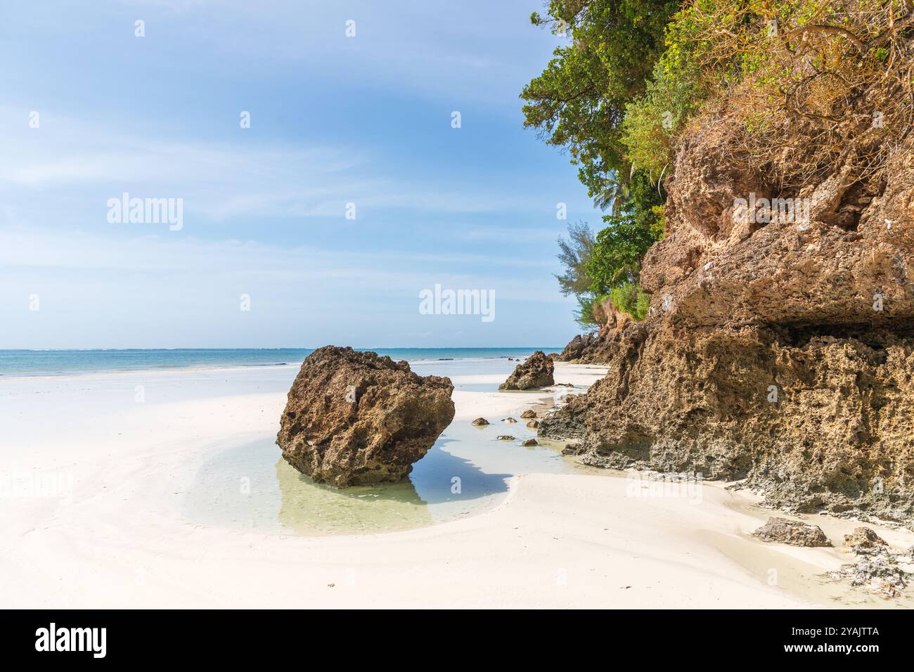 Affioramento roccioso a Diani Beach e all'oceano Indiano, distretto di Galu, Mombasa, Kenya Foto Stock