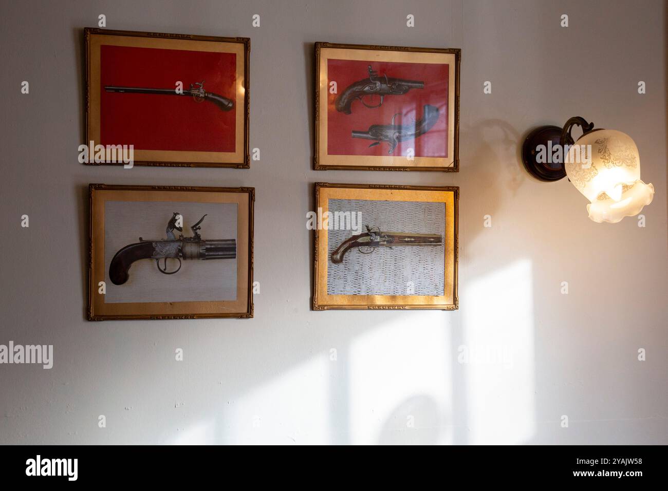 Interno del pub Gunmakers Arms il 13 gennaio 2017 a Birmingham, Regno Unito. Il Gun Quarter è un quartiere della città di Birmingham, Inghilterra, che è stato per molti anni un centro dell'industria mondiale della produzione di armi, specializzata nella produzione di armi da fuoco militari e armi sportive. È un'area industriale a nord del centro città. Foto Stock