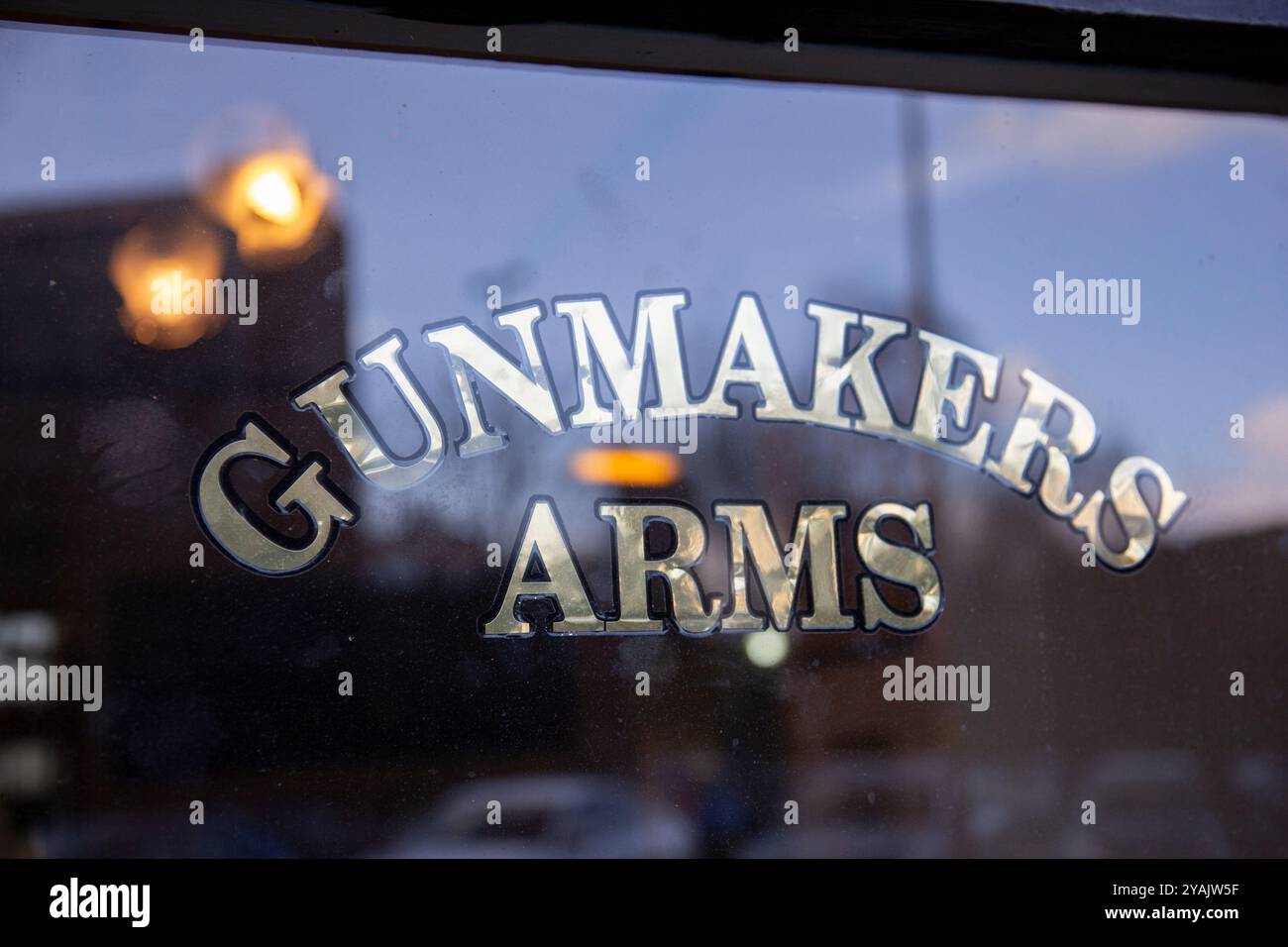 Esterno del pub Gunmakers Arms il 13 gennaio 2017 a Birmingham, Regno Unito. Il Gun Quarter è un quartiere della città di Birmingham, Inghilterra, che è stato per molti anni un centro dell'industria mondiale della produzione di armi, specializzata nella produzione di armi da fuoco militari e armi sportive. È un'area industriale a nord del centro città. Foto Stock