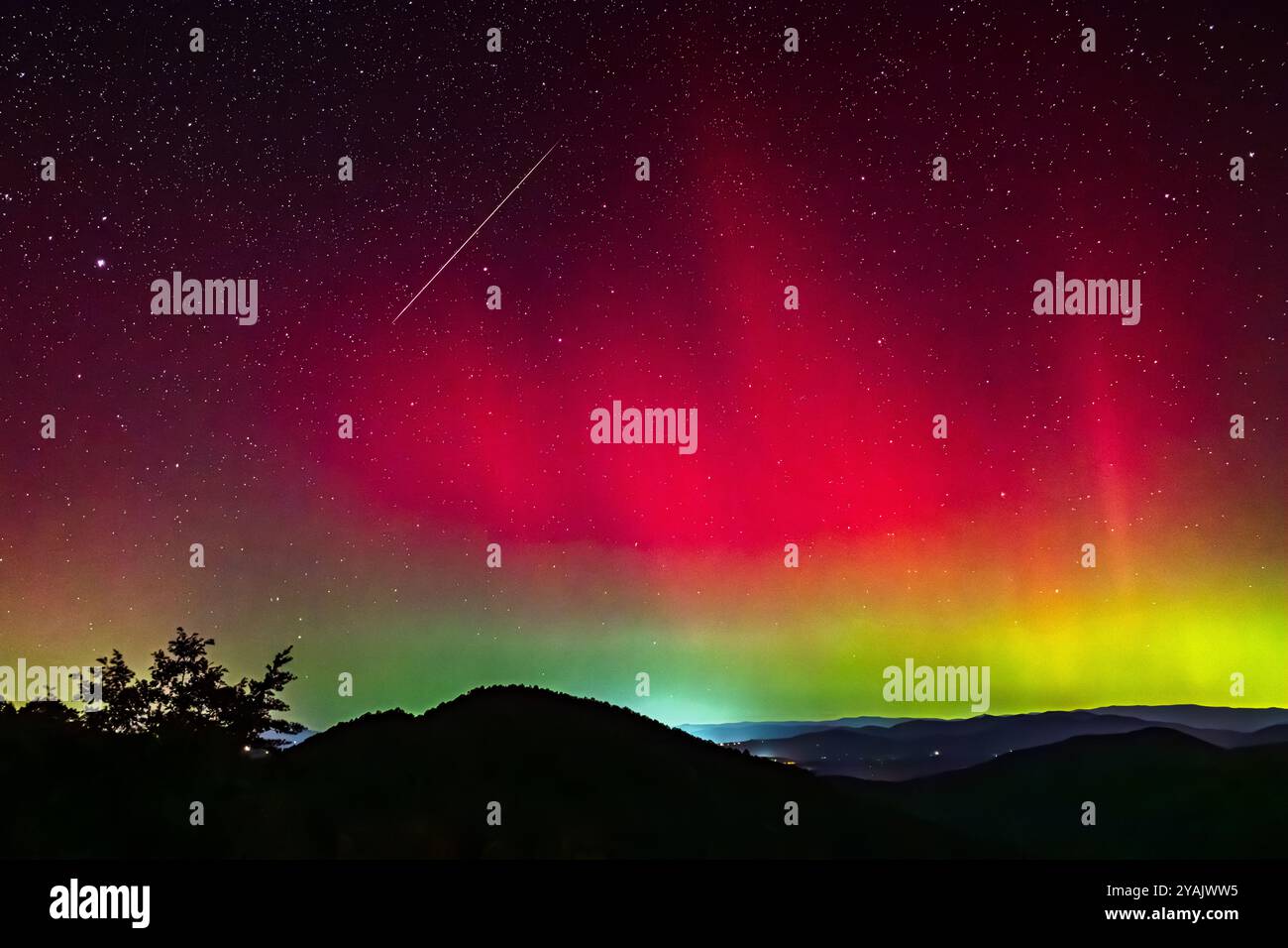 Shooting Star attraverso l'aurora boreale sopra i monti Appalachi nella Georgia del Nord da Hogpen Gap Lookout presso l'Appalachian Trail Foto Stock