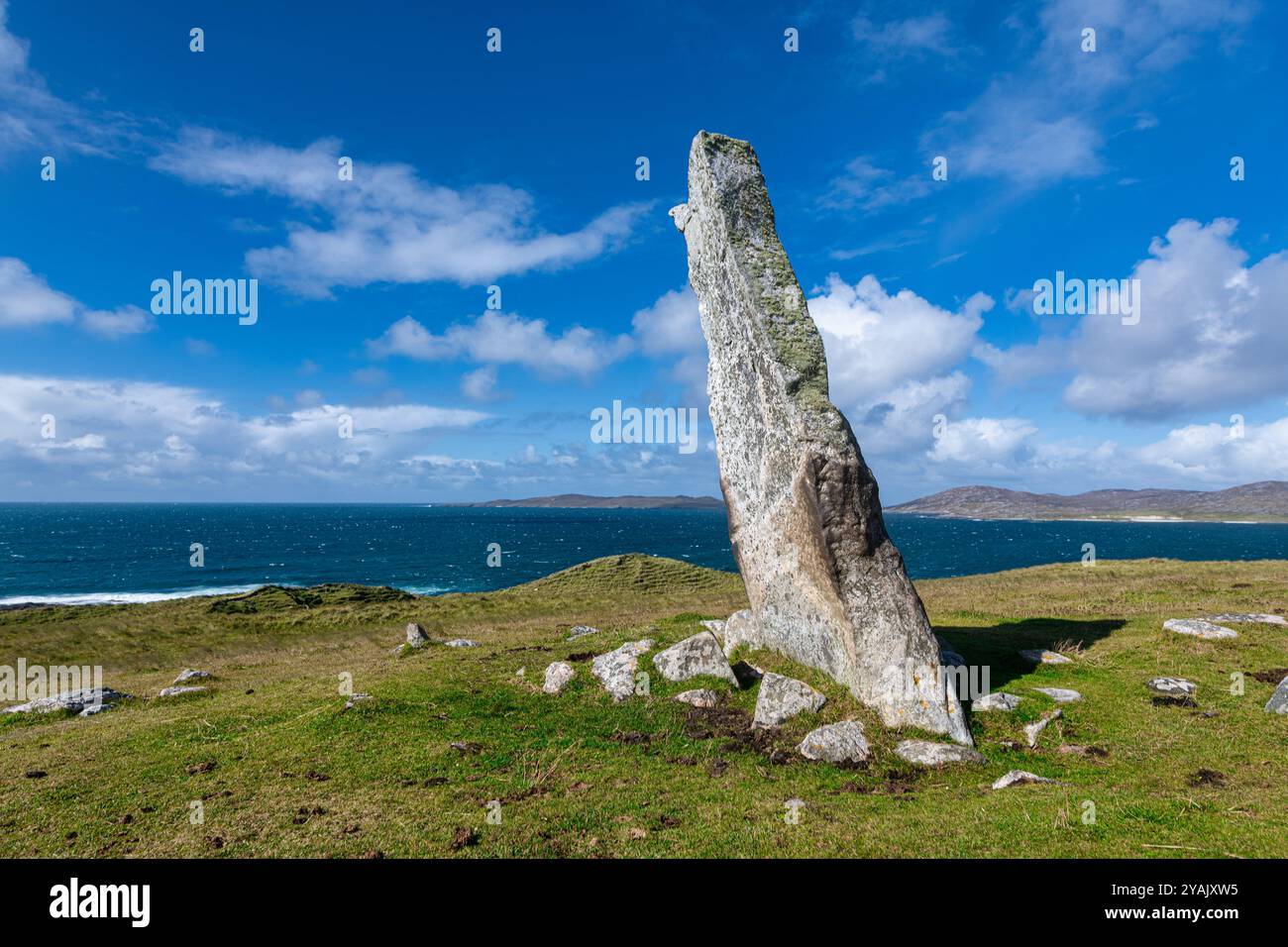 Clach Mhic Leoid o MacLeod's Stone, su Cleit Niosaboist, vicino a Horgabost della Penisola di Luskentyre, Ebridi esterne, Scozia Foto Stock