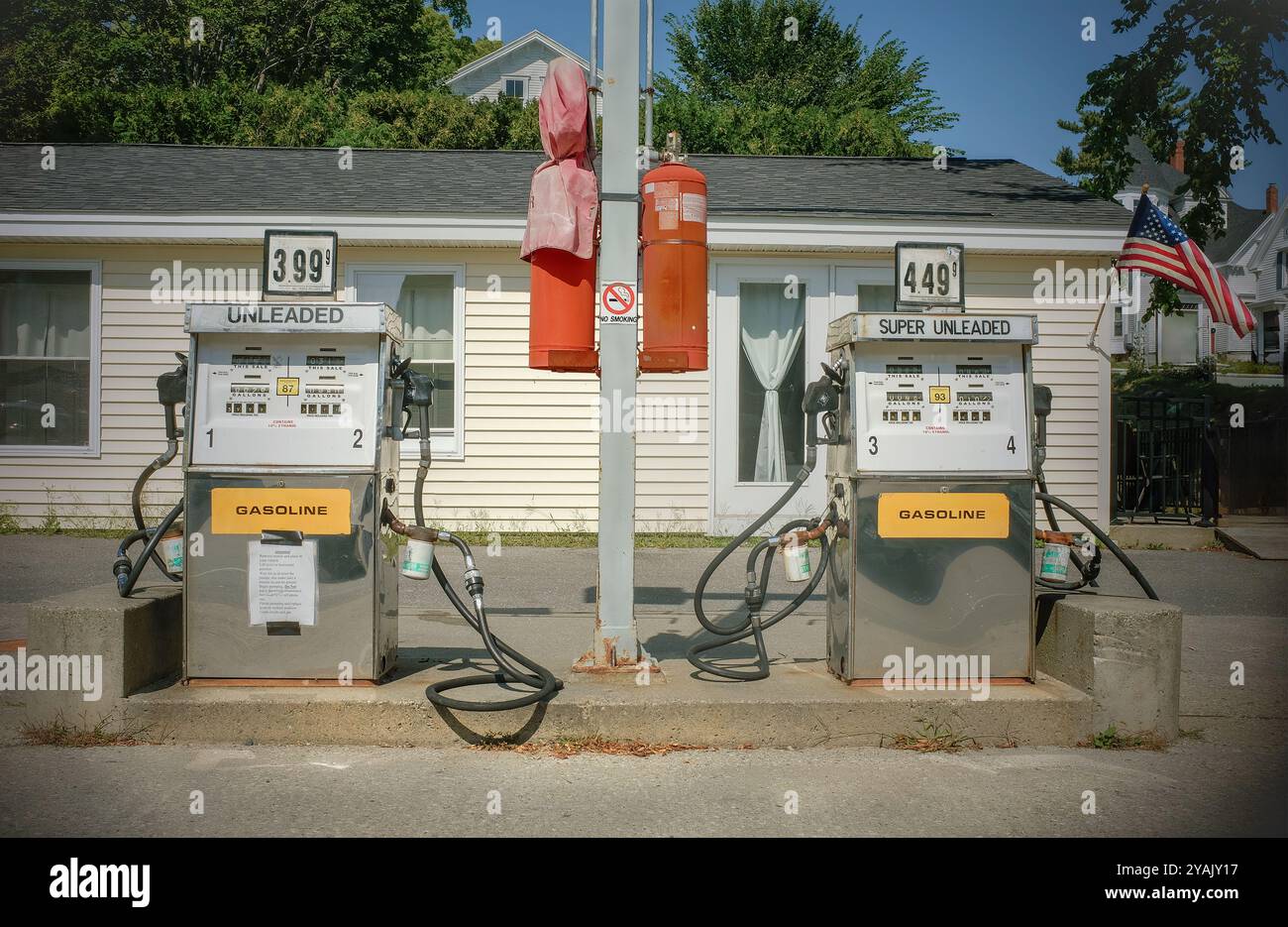 Due pompe di benzina con prezzo per gallone, Castine, Maine, Stati Uniti Foto Stock