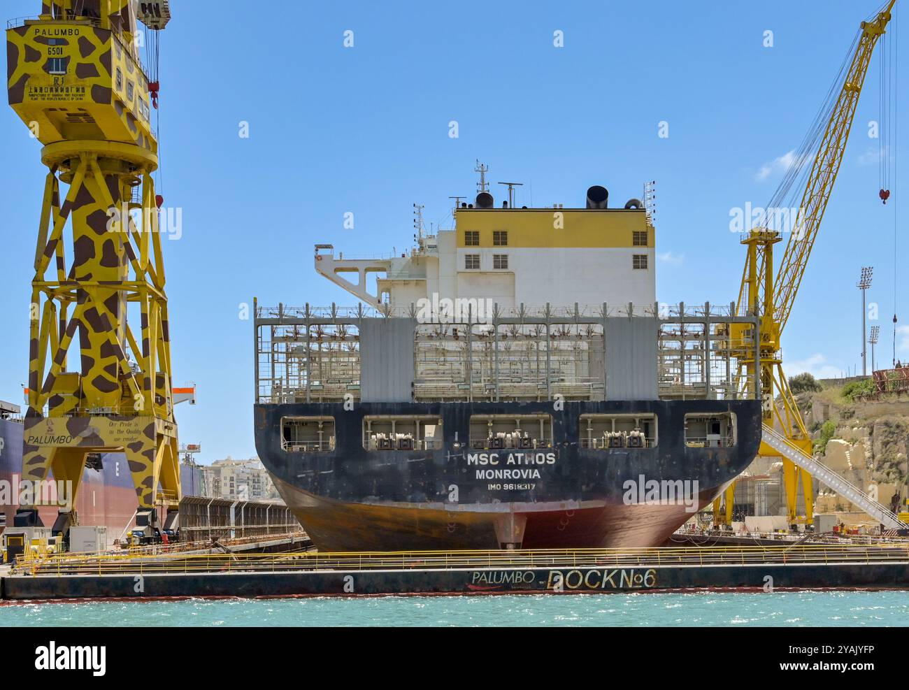 La Valletta, Malta - 6 agosto 2023: Nave grande MSC Athos in bacino di carenaggio nel porto di la Valletta per la riparazione e la manutenzione. Foto Stock