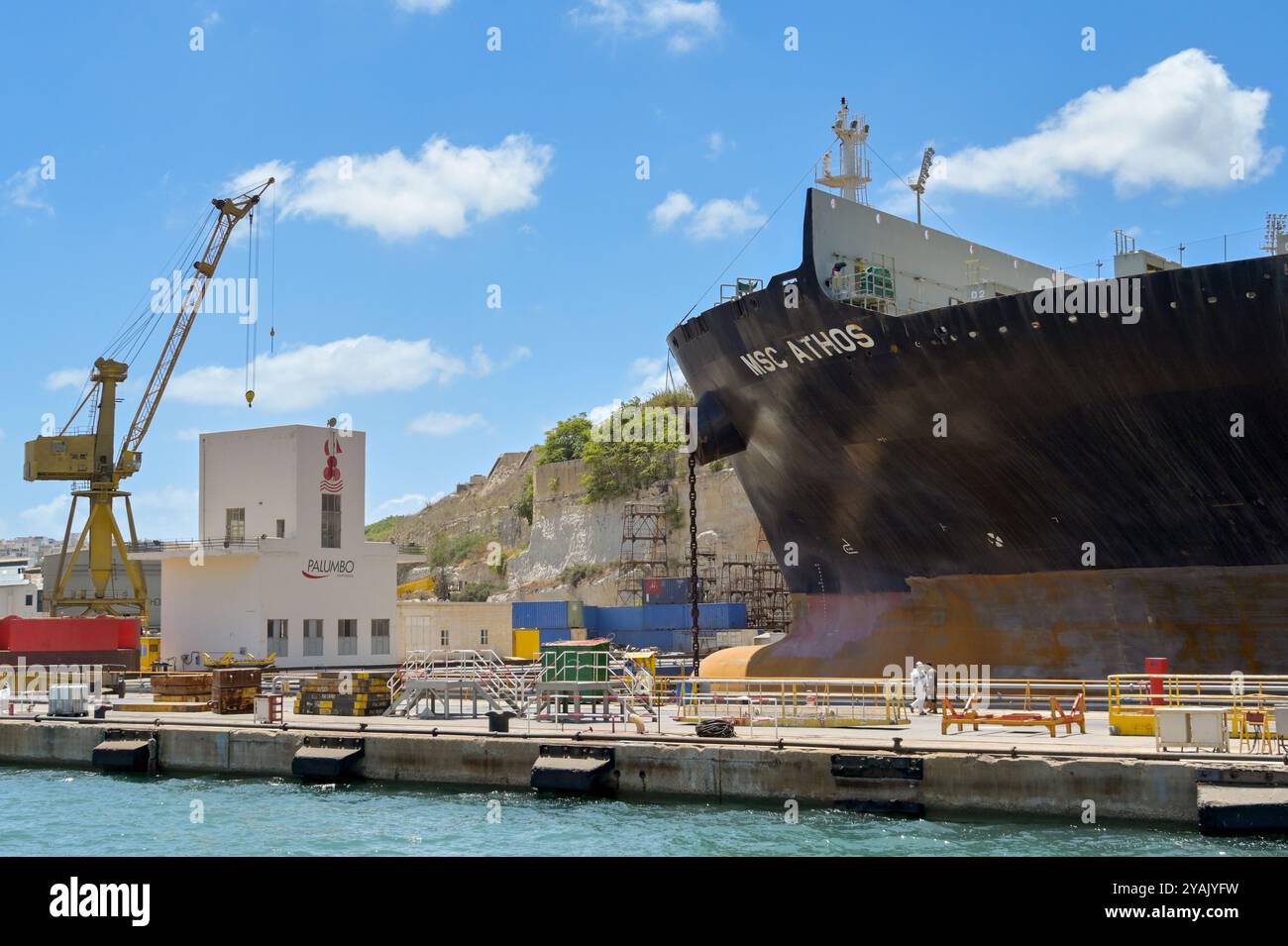La Valletta, Malta - 6 agosto 2023: Nave grande MSC Athos in bacino di carenaggio nel porto di la Valletta per la riparazione e la manutenzione. Foto Stock
