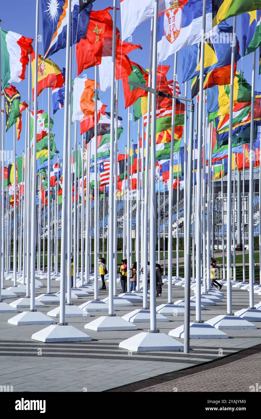 Bandiere dell'evento giovanile del villaggio olimpico di Sochi Foto Stock