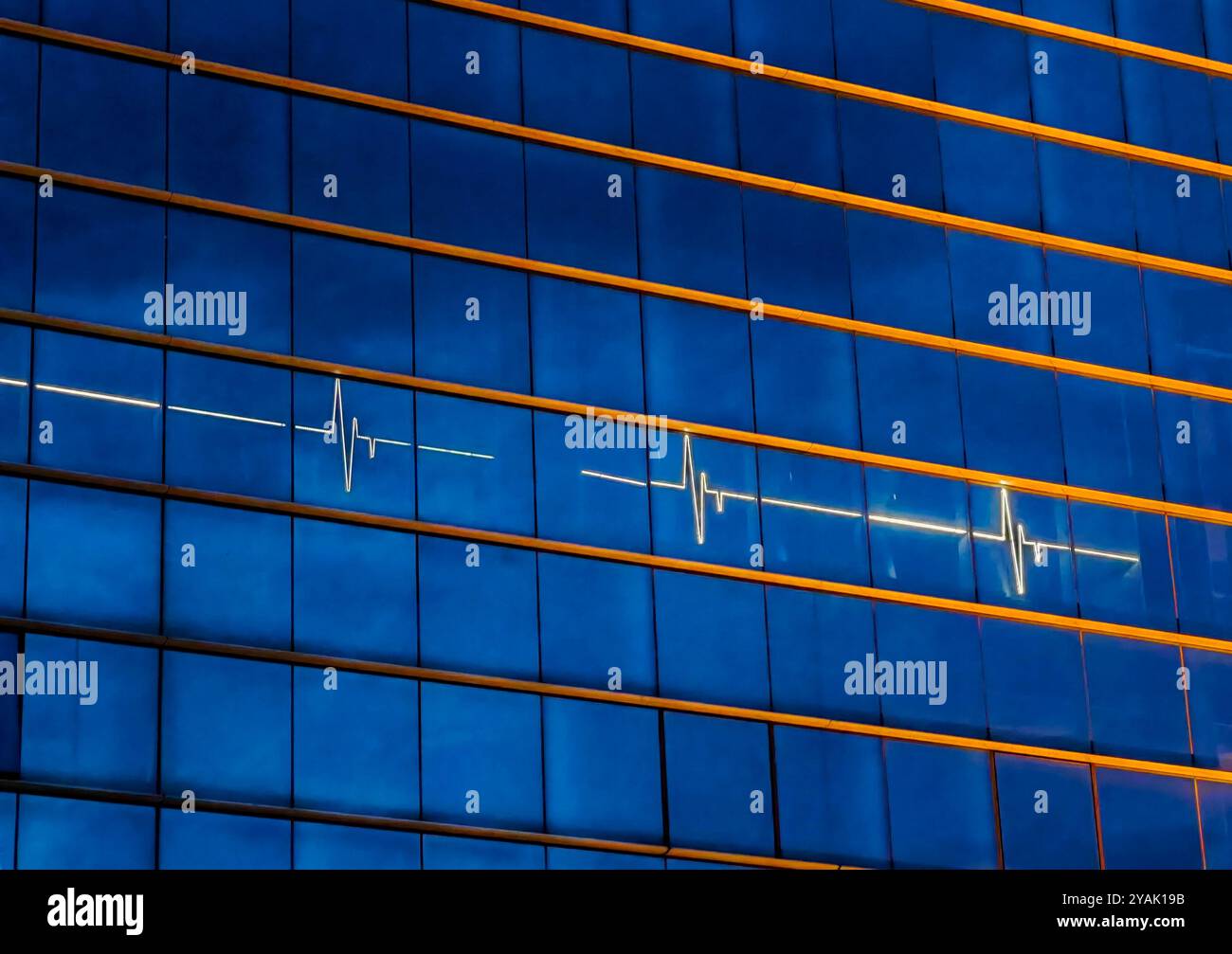 Finestra Urban White Pulse of the Glass: Esterno moderno di notte. Colori arancione e blu Foto Stock