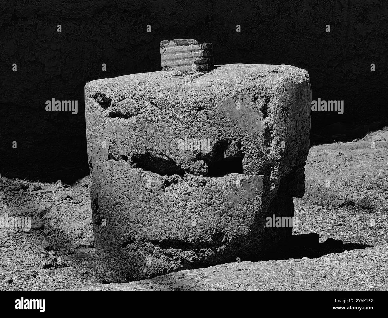 Abstract Stone Face su Urban Street. Sentinelle silenziose. Bianco e nero. Monocromatico. Foto Stock Abstract Stone Face su Urban Street. Sentinelle silenziose. Bianco e nero. Monocromatico. Foto Stock