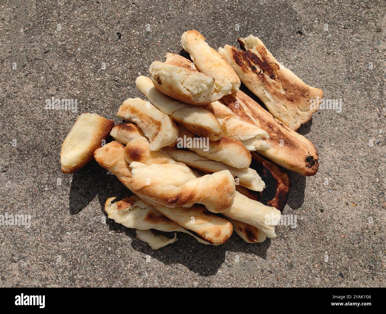 Scarti abbondanti. Gli spericolati Hungry Games. Qualcuno che muore di fame, qualcuno che getta il cibo. Foto Stock