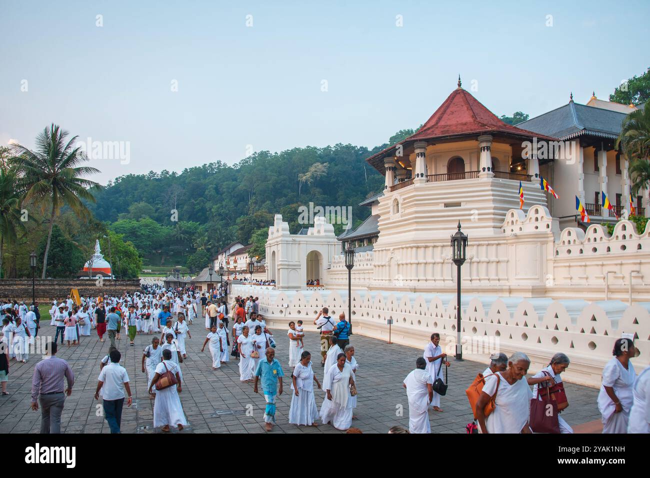 Kandy, Sri Lanka - 31 marzo 2019: Turisti e adoratori locali si riuniscono al Tempio della reliquia del Sacro dente a Kandy, Sri Lanka, godendosi il suo stile storico Foto Stock