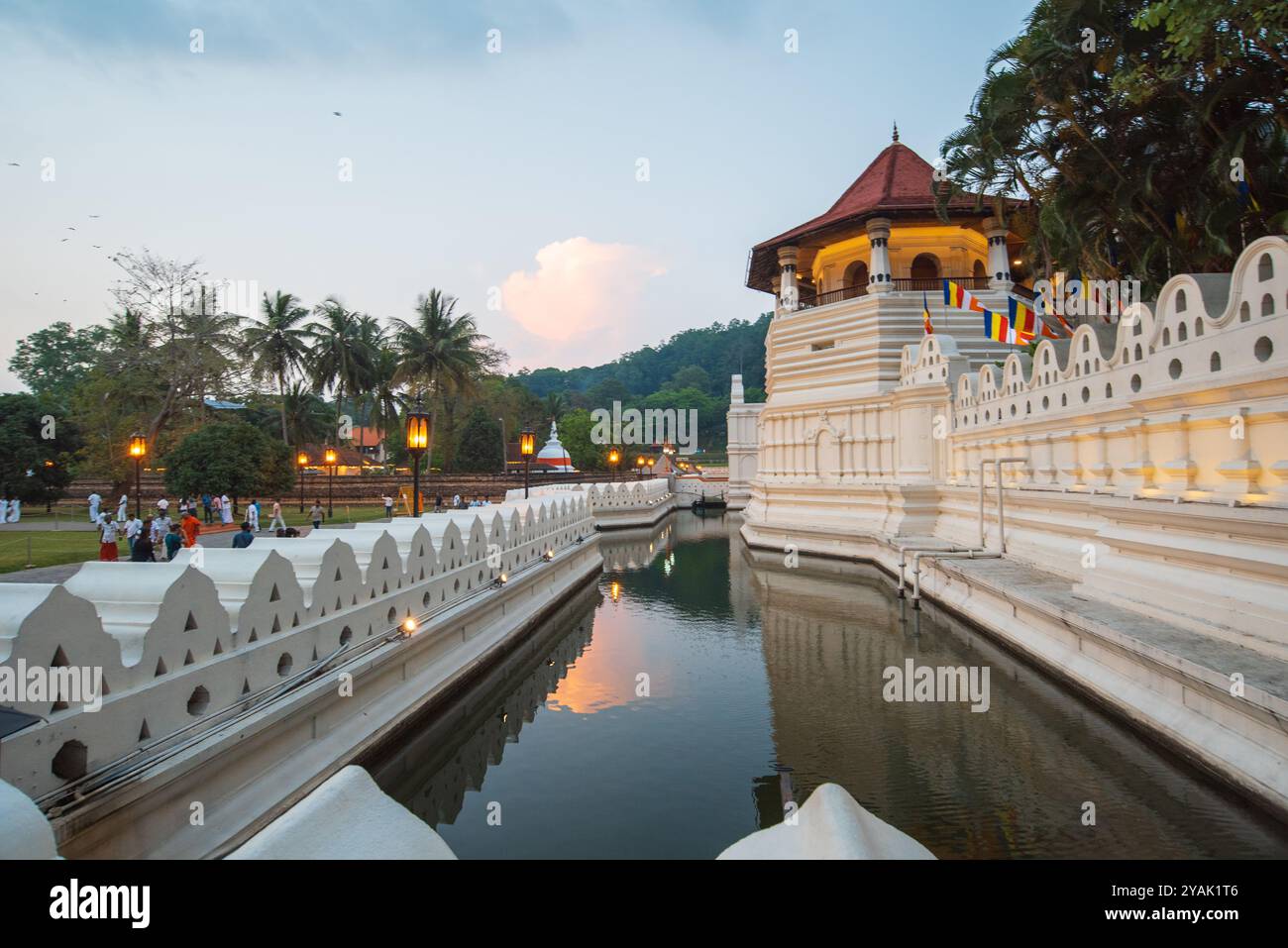 Kandy, Sri Lanka - 31 marzo 2019: Turisti e adoratori locali si riuniscono al Tempio della reliquia del Sacro dente a Kandy, Sri Lanka, godendosi il suo stile storico Foto Stock