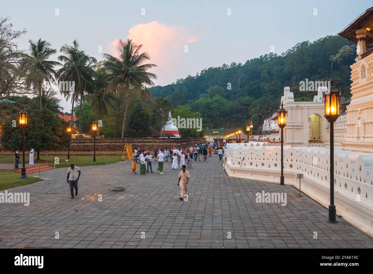 Kandy, Sri Lanka - 31 marzo 2019: Turisti e adoratori locali si riuniscono al Tempio della reliquia del Sacro dente a Kandy, Sri Lanka, godendosi il suo stile storico Foto Stock