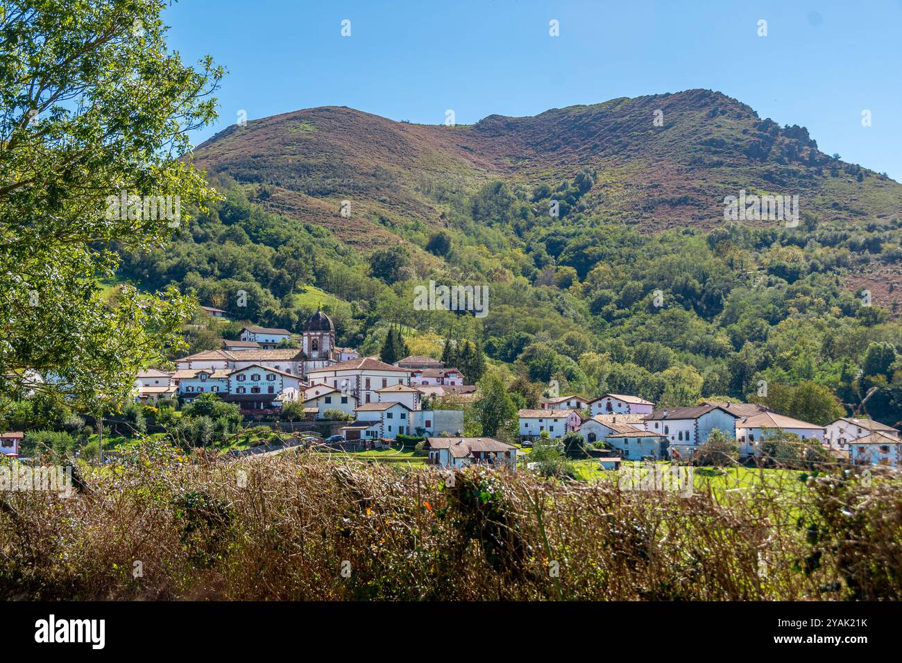 Vista distante del villaggio Zugarramurdi nei Paesi Baschi spagnoli. Zugarramurdi è un comune della Comunità Foral di Navarra, Spagna Foto Stock