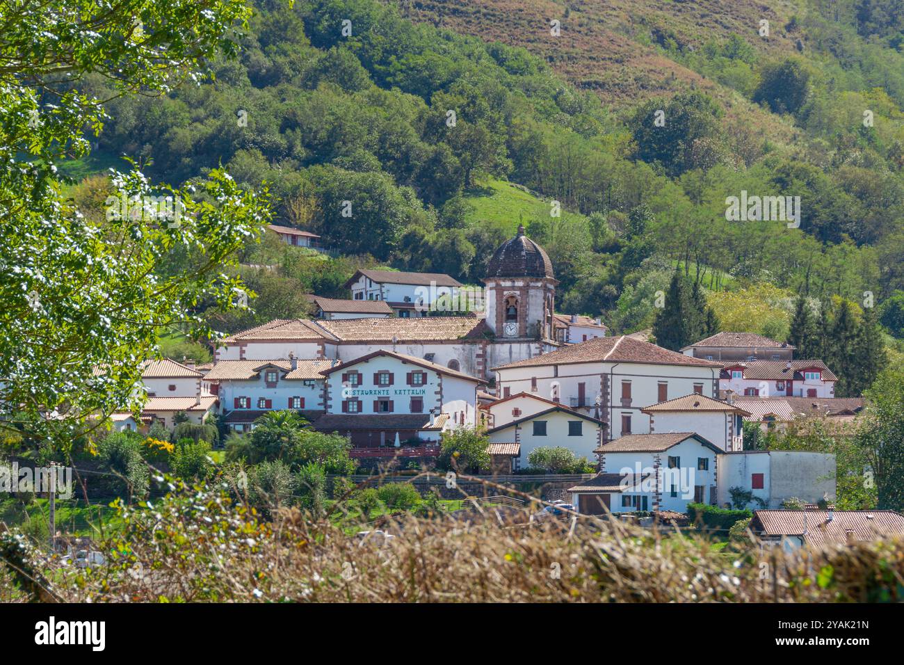 Vista distante del villaggio Zugarramurdi nei Paesi Baschi spagnoli. Zugarramurdi è un comune della Comunità Foral di Navarra, Spagna Foto Stock