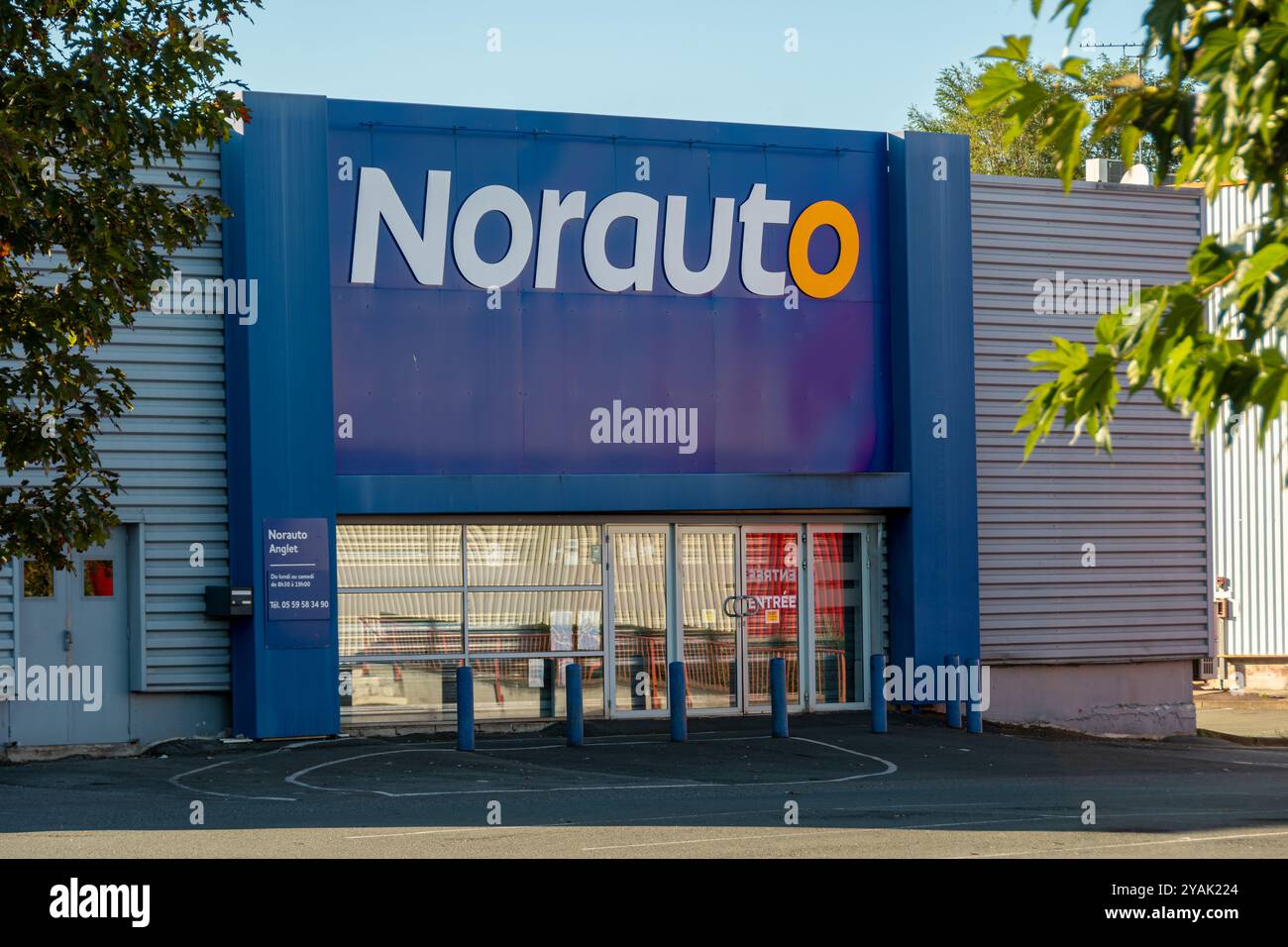 Vista esterna di un centro Norauto. Norauto è un'azienda francese specializzata nella riparazione rapida, manutenzione e attrezzature automobilistiche Foto Stock