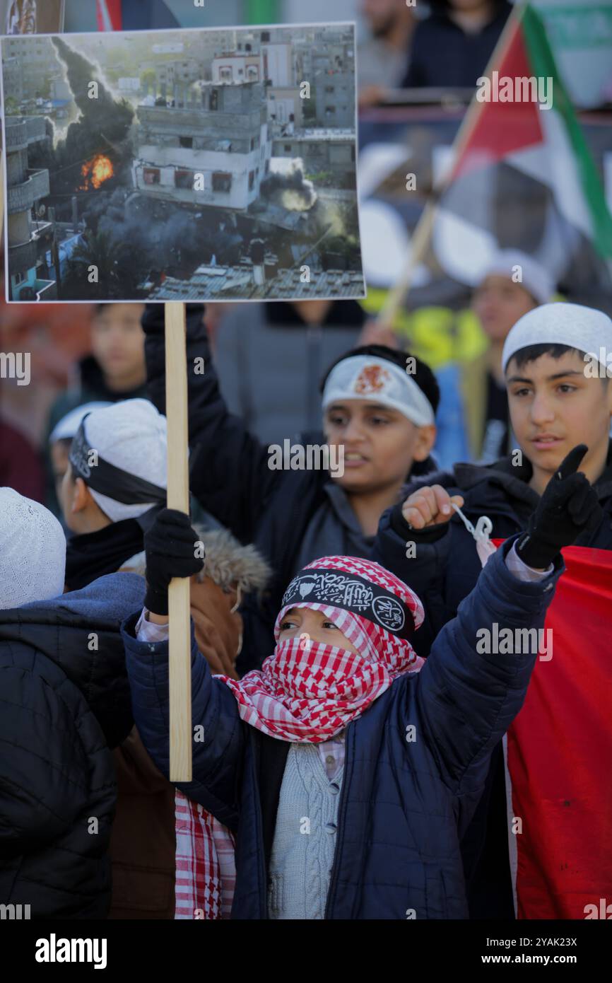 Gaziantep. Turkiye. 28 gennaio 2024. La città di Gaziantep, nella Turchia meridionale, assiste a una manifestazione a sostegno di Gaza e contro la guerra israeliana alla Striscia di Gaza assediata. La manifestazione è stata organizzata dal Partito curdo Huda Par, e i manifestanti hanno alzato bandiere turche accanto a quelle palestinesi. Questa manifestazione si svolge come parte delle attività in corso nella città di Gaziantep in solidarietà con Gaza Foto Stock