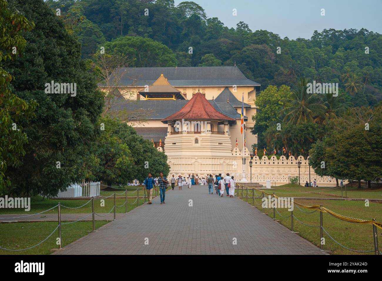 Kandy, Sri Lanka - 31 marzo 2019: Questa immagine cattura uno storico Tempio della reliquia del Sacro dente a Kandy, complesso dello Sri Lanka immerso nel verde lussureggiante Foto Stock