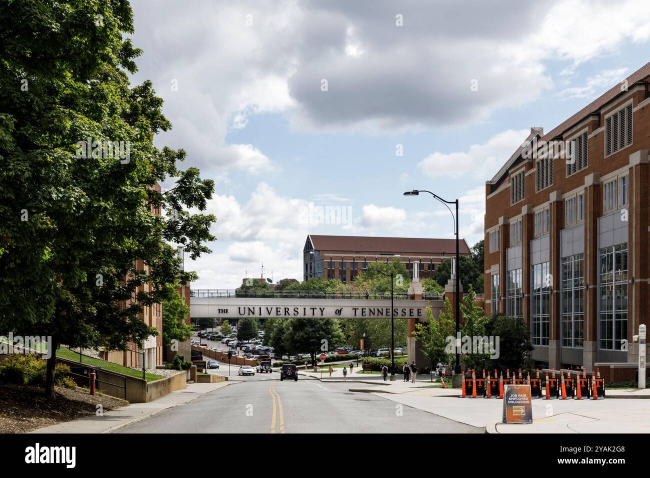 Knoxville, Tennessee, USA - settembre 18, 2024: Un ponte pedonale studentesco su Phillip Fulmer Way vicino al Neyland Stadium nel campus dell'Università del Tennessee. Foto Stock
