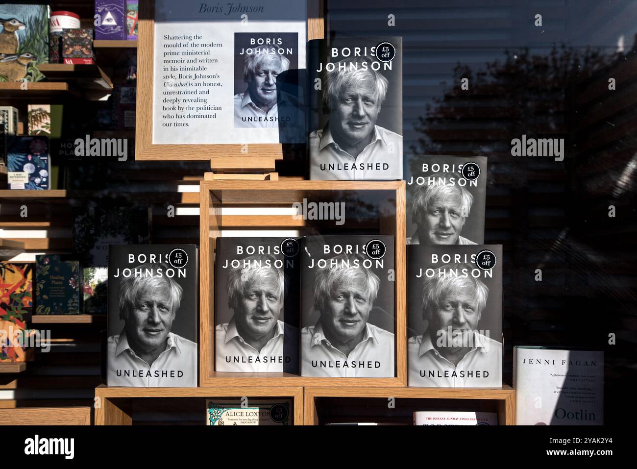 Le memorie politiche dell'ex primo ministro britannico Boris Johnson "Unleashed" in mostra alla libreria Waterstones in Princes Street, Edimburgo, Scozia. Foto Stock
