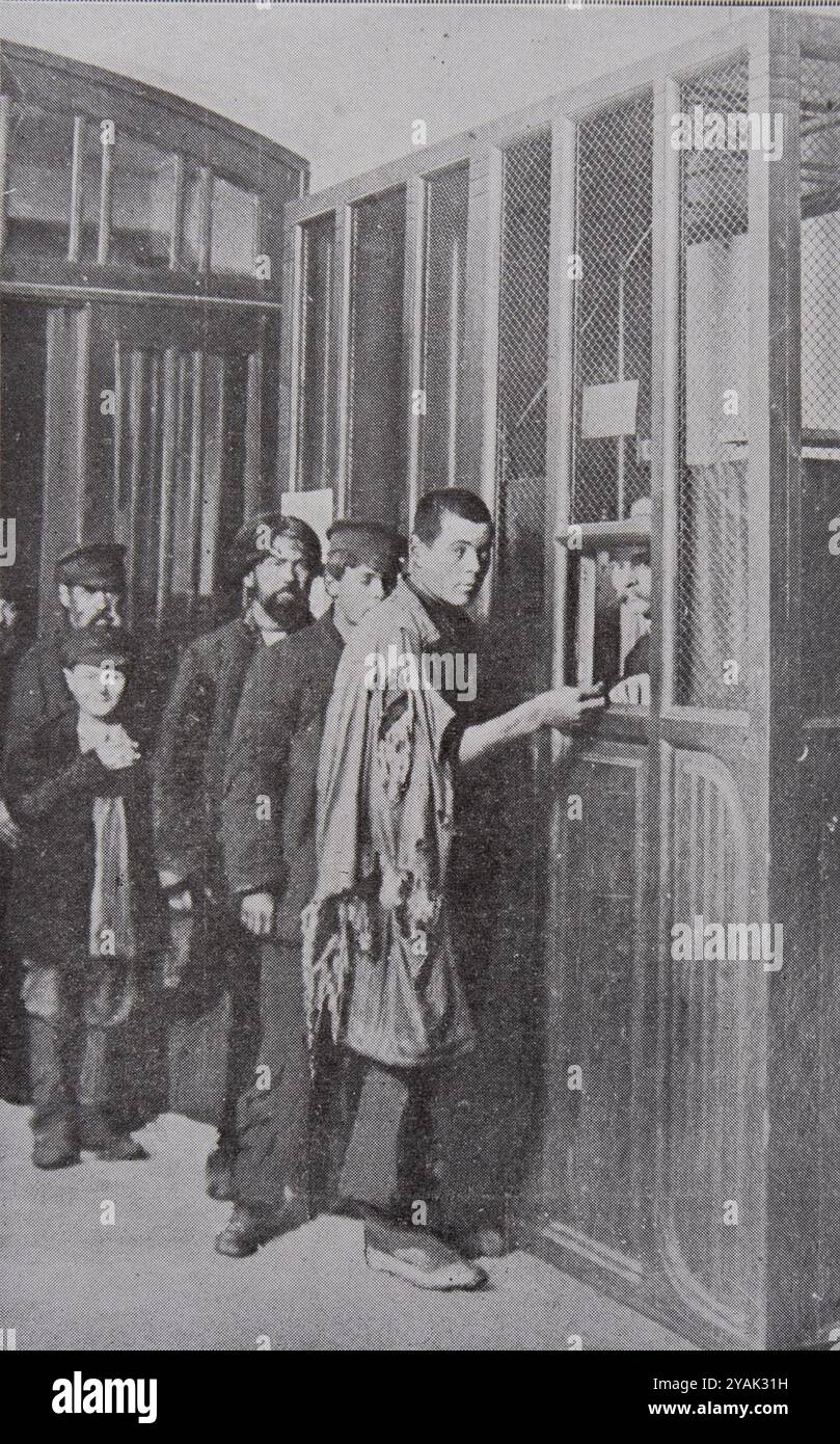 Epidemia di colera in Russia. L'ingresso di un rifugio di notte. Impero russo. 1911 nel 1910, ci sono stati ufficialmente 216.091 casi di colera in Russia, con 101.002 morti. Quasi la metà di questi casi si è verificata in un unico periodo di quattro settimane: Dal 18/31 luglio al 14/27 agosto, ci sono stati 95.582 casi e 42.764 morti. Queste cifre mostrano quanto fosse violenta l'epidemia all'epoca! Foto Stock