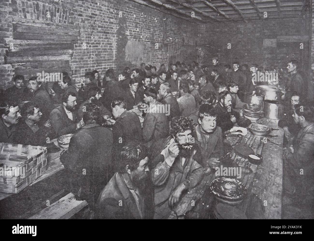 Epidemia di colera in Russia. La ciotola comune in un traktir di San Pietroburgo. Impero russo. 1911 nel 1910, ci sono stati ufficialmente 216.091 casi di colera in Russia, con 101.002 morti. Quasi la metà di questi casi si è verificata in un unico periodo di quattro settimane: Dal 18/31 luglio al 14/27 agosto, ci sono stati 95.582 casi e 42.764 morti. Queste cifre mostrano quanto fosse violenta l'epidemia all'epoca! Foto Stock