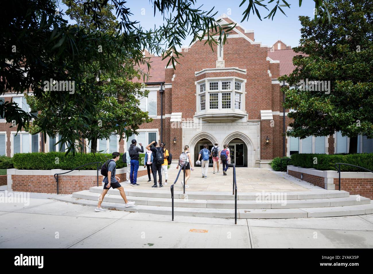 Knoxville, Tennessee, USA - settembre 18, 2024: Gli studenti entrano all'Haslam College of Business nel campus dell'Università del Tennessee. Foto Stock