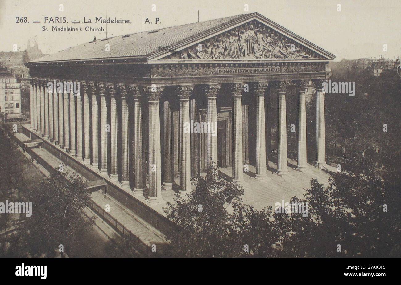 La Madeleine. Parigi, Francia. 1924 la Chiesa di Sainte-Marie-Madeleine o meno formalmente, la Madeleine, è una chiesa parrocchiale cattolica in Place de la Madeleine nell'VIII arrondissement di Parigi. Fu progettata da Luigi XV come punto focale della nuova Rue Royal, che portò alla nuova Place Luigi XV, l'attuale Place de la Concorde. Fu dedicata nel 1764 da Luigi XV, ma i lavori si fermarono a causa della Rivoluzione francese. Napoleone Bonaparte lo fece ridisegnare in stile neoclassico per diventare un monumento alla gloria dei suoi eserciti. Dopo la sua caduta nel 1814, la costruzione come chiesa riprese, ma non fu così Foto Stock