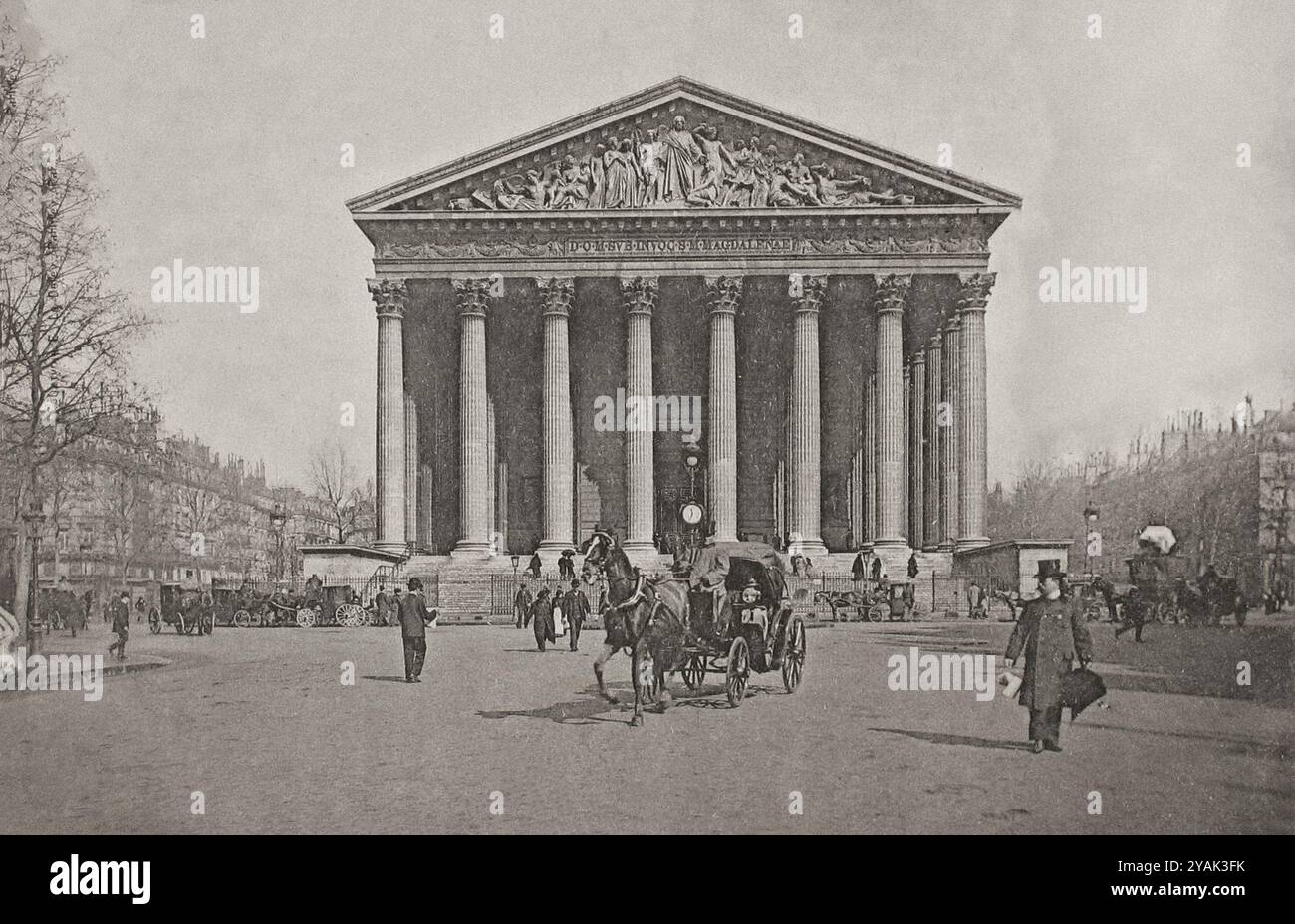 La Madeleine. Parigi, Francia. 1903 la Chiesa di Sainte-Marie-Madeleine o meno formalmente, la Madeleine, è una chiesa parrocchiale cattolica in Place de la Madeleine nell'VIII arrondissement di Parigi. Fu progettata da Luigi XV come punto focale della nuova Rue Royal, che portò alla nuova Place Luigi XV, l'attuale Place de la Concorde. Fu dedicata nel 1764 da Luigi XV, ma i lavori si fermarono a causa della Rivoluzione francese. Napoleone Bonaparte lo fece ridisegnare in stile neoclassico per diventare un monumento alla gloria dei suoi eserciti. Dopo la sua caduta nel 1814, la costruzione come chiesa riprese, ma non fu così Foto Stock