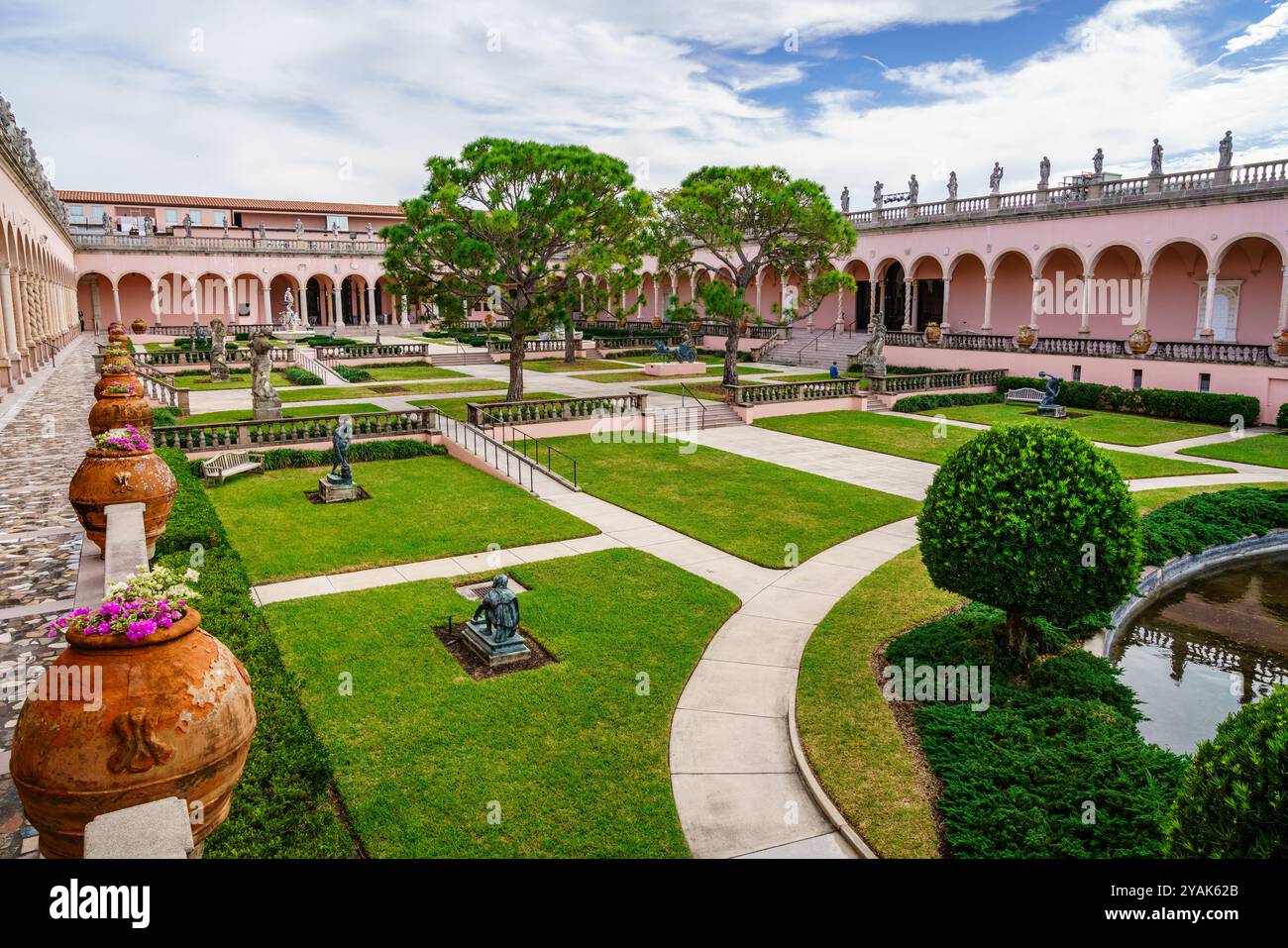 Sarasota, Florida, 20 dicembre 2023: Grounds of the John and Mable Ringling Museum of Art a Sarasota, Florida Foto Stock