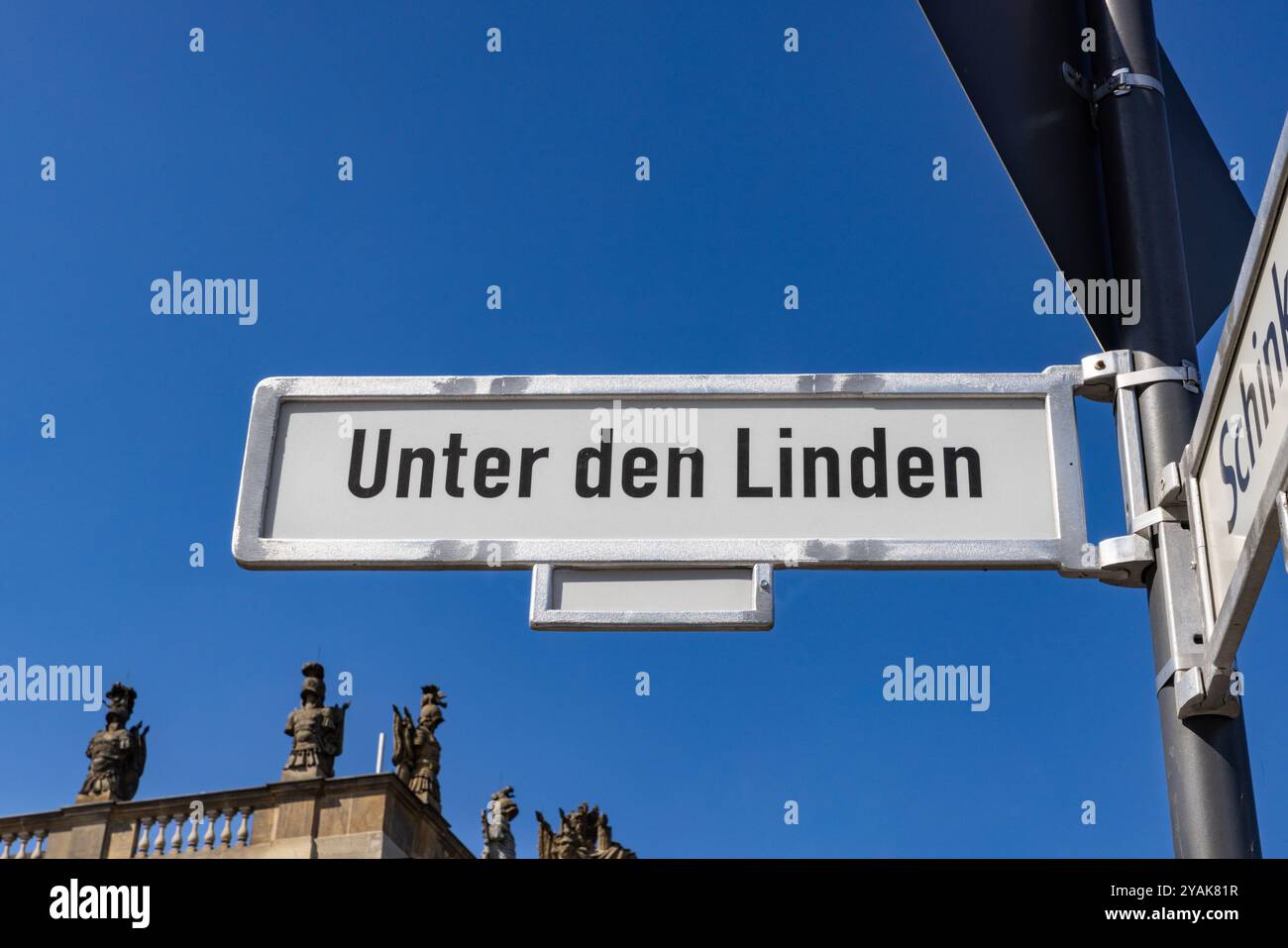 Cartello stradale Unter den Linden, viale nel quartiere Mitte, Berlino, Germania Foto Stock