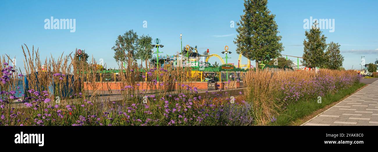 SOUTHEND-ON-SEA, ESSEX, Regno Unito - 29 LUGLIO 2012: Vista panoramica lungo Marine Parade e parco a tema Adventure Island Foto Stock