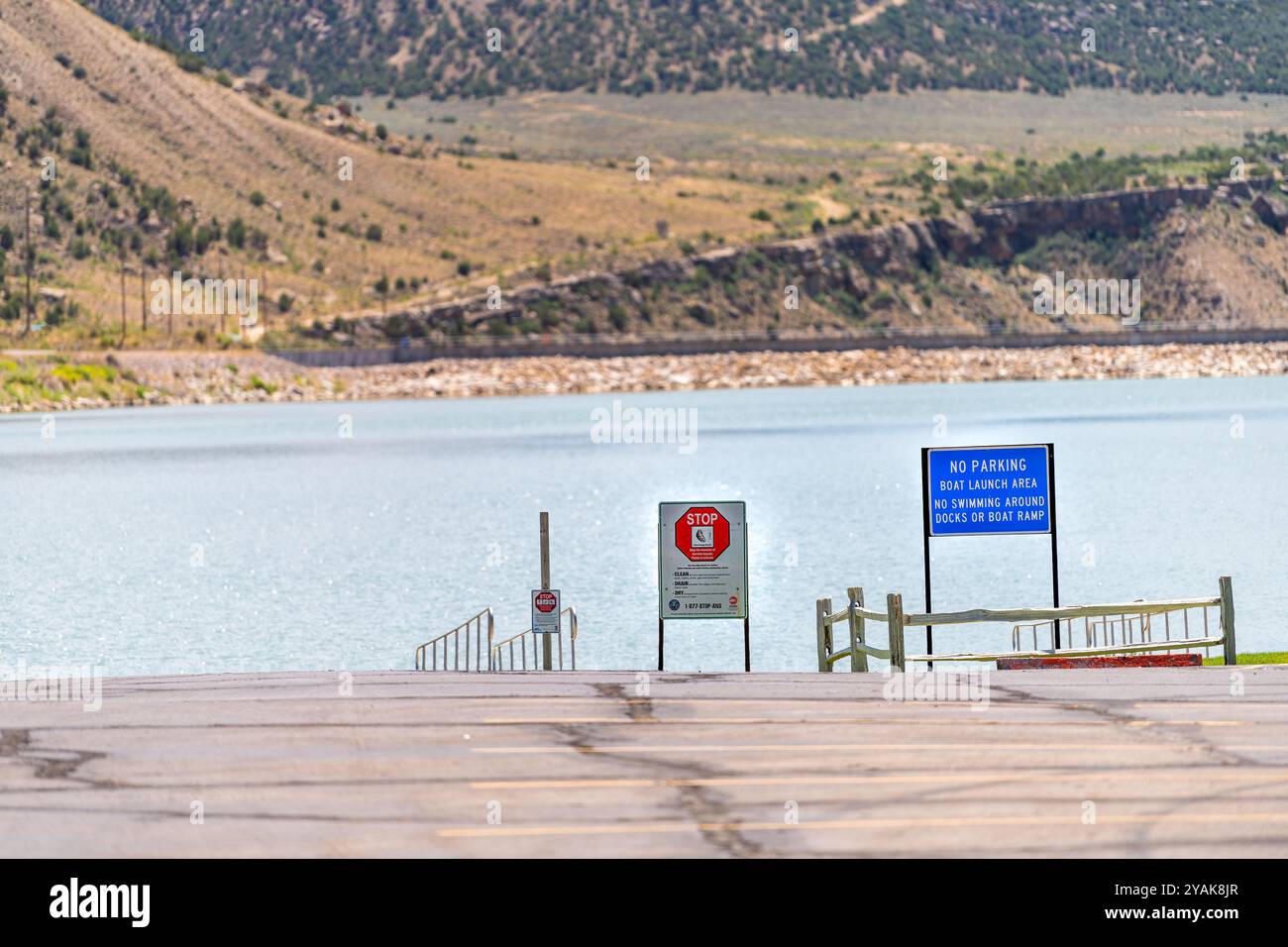 Dutch John a Flaming Gorge con acqua del fiume lago in estate nello Utah National Park accanto al centro visitatori e al cartello del sito di lancio delle barche Foto Stock